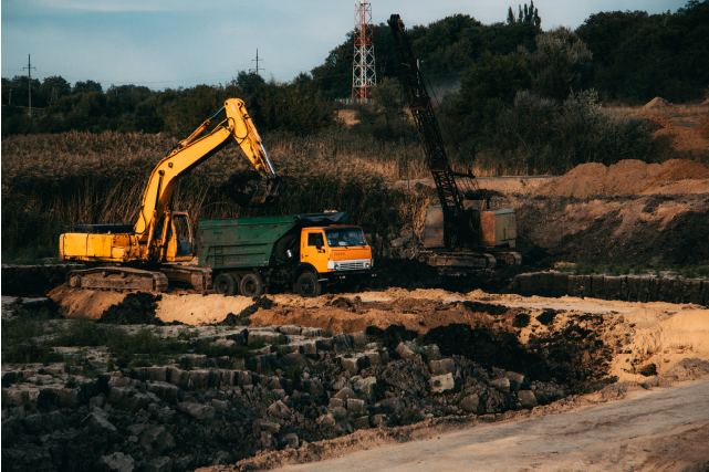 Surface mining operation with excavation equipment